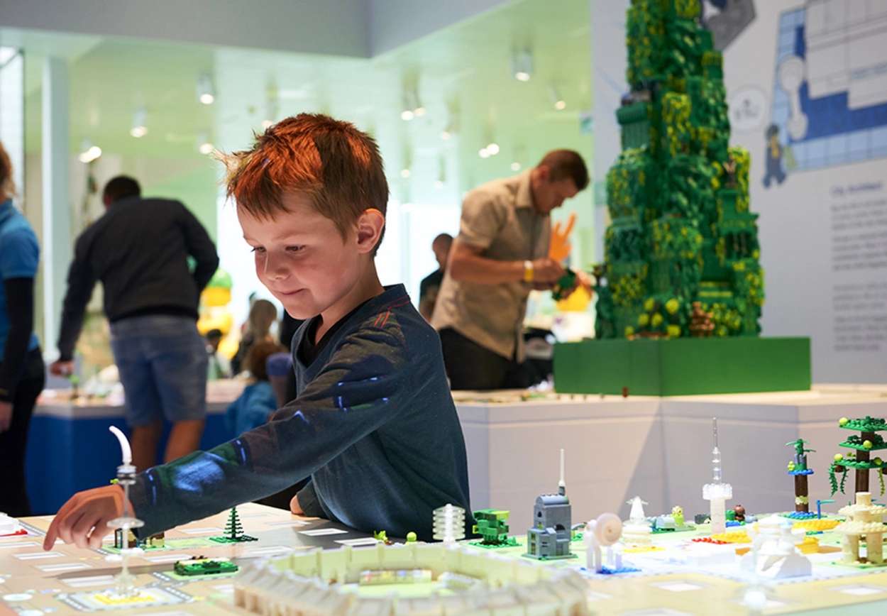 Barn bygger lego i Lego House. Foto: Lego House