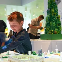 Barn bygger lego i Lego House. Foto: Lego House
