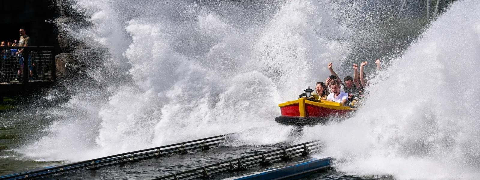 Foto av familie i tømmerrenne