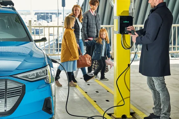 Du kan enkelt lade elbilen om bord på Fjord FSTR.