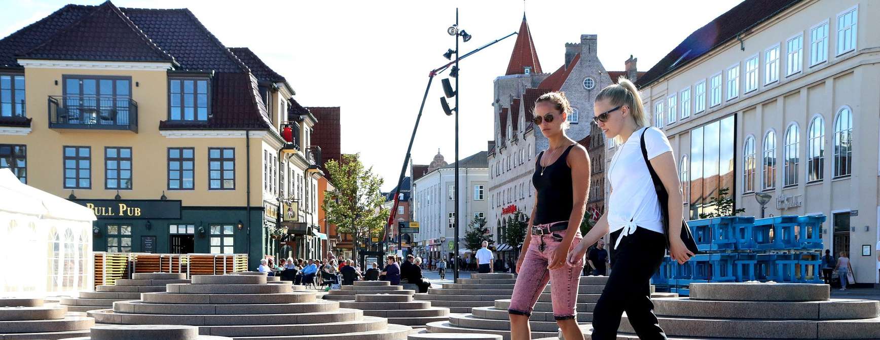 Venninner nyter et trivelig bymiljø i Aalborg