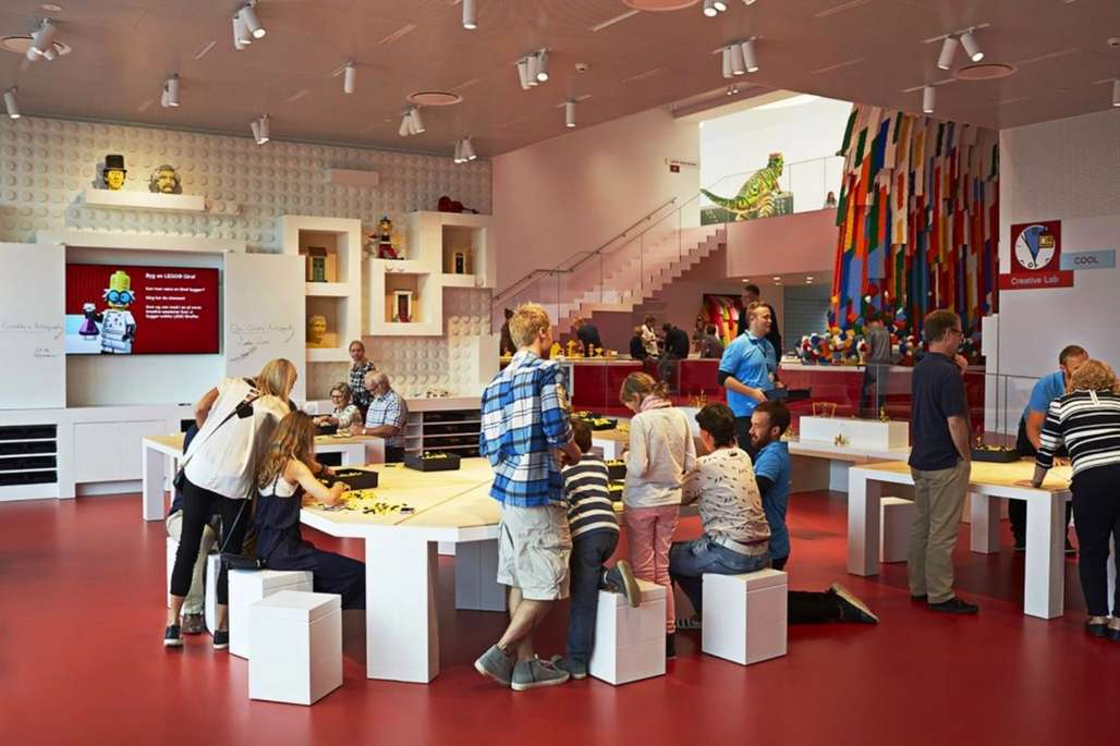 Mange barn som leker med lego.
