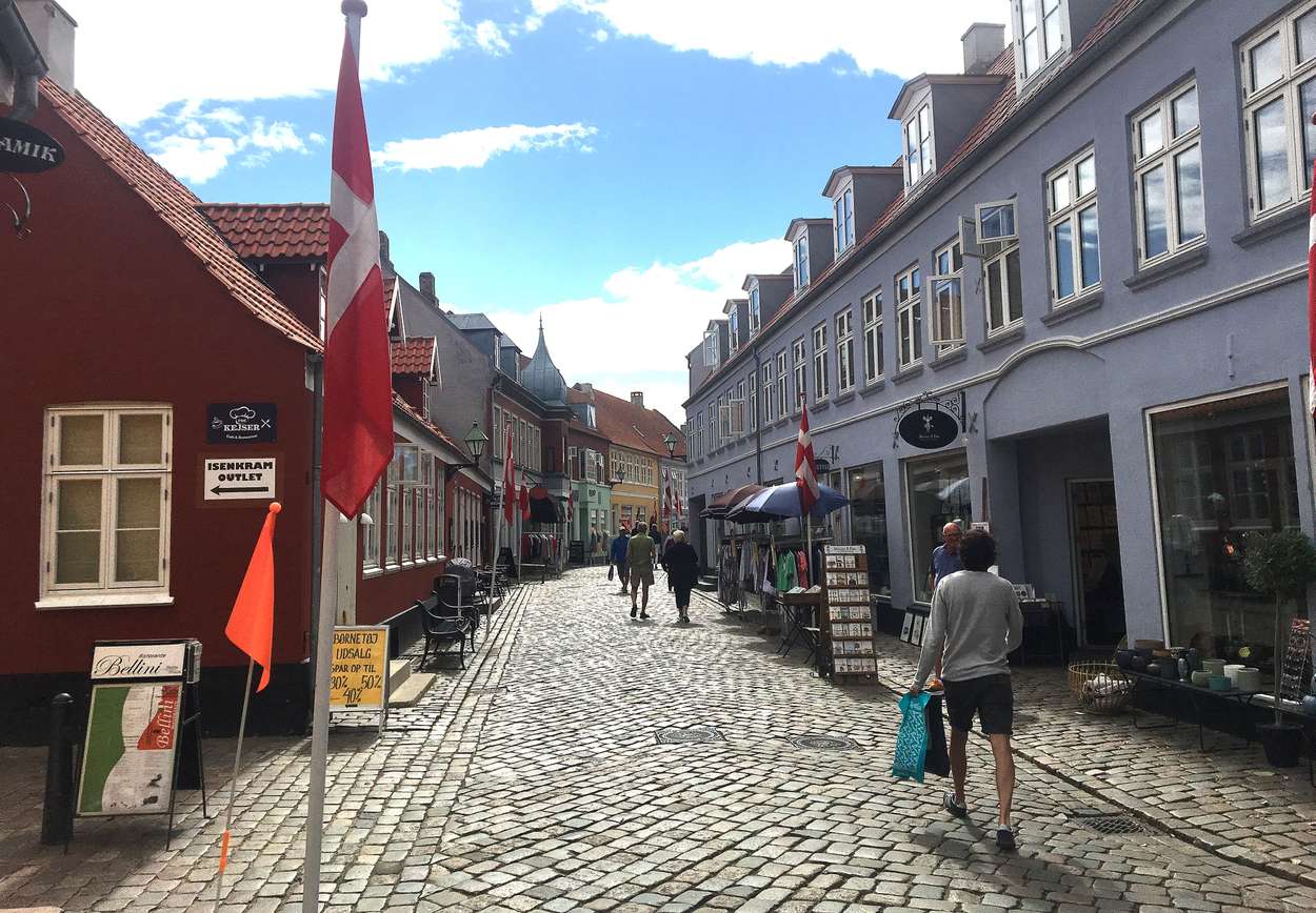 Sjarm: Det gjør godt å rusle rundt i Ebeltofts trange og sjarmerende gater. Her er shoppingmulighetene også meget gode. Foto: Fjord Line