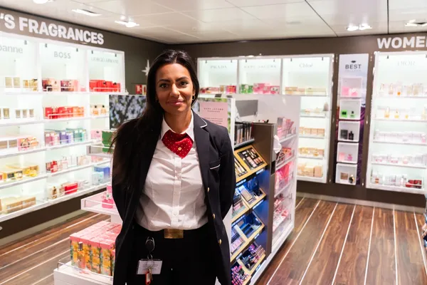 Cecilie, som jobber i taxfree-butikken om bord på Fjord Line, deler gjerne tips om Aalborg med reisende på vei til Danmark.