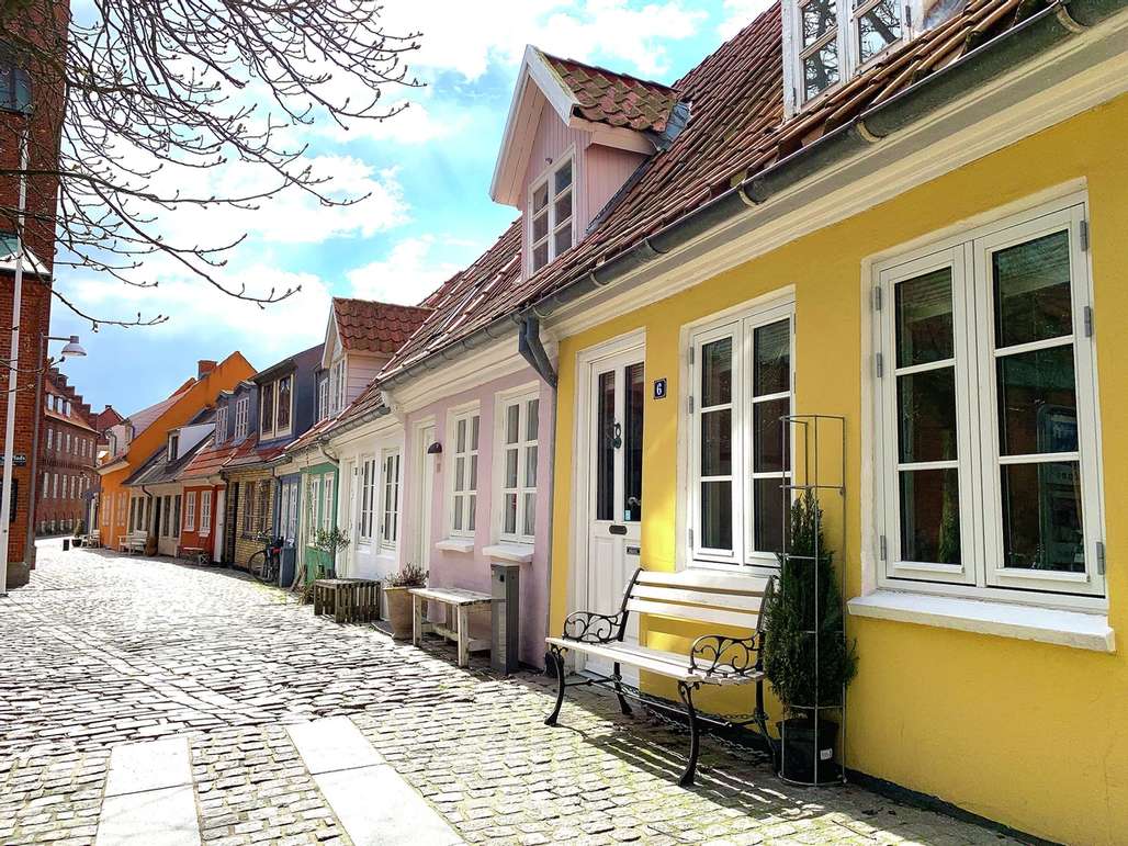 Koselig. Aalborg byr på så mangt. Her fra et typisk gateløp med bindingsverkshus og brostein. 