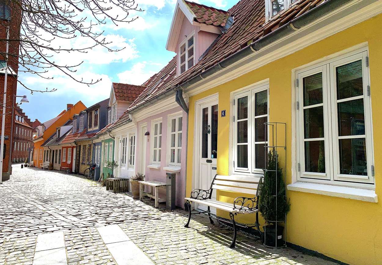 Koselige gamle gateløp er det mange av i Aalborg. Foto: Fjord Line