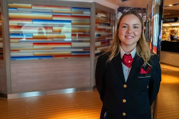 Johanna, som har jobbet i Fjord Line i ett år, elsker å lære om ulike kulturer og sørger for at alle passasjerene får en trygg og hyggelig reise.