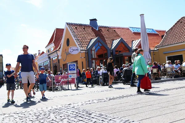 Pulserende: Skagen på sommeren er hektisk og morsomt. I handlegatene er det hele tiden et yrende liv. Her finner man en rekke nisjebutikker og mengder med restauranter og fortauskafeer. Foto: Fjord Line