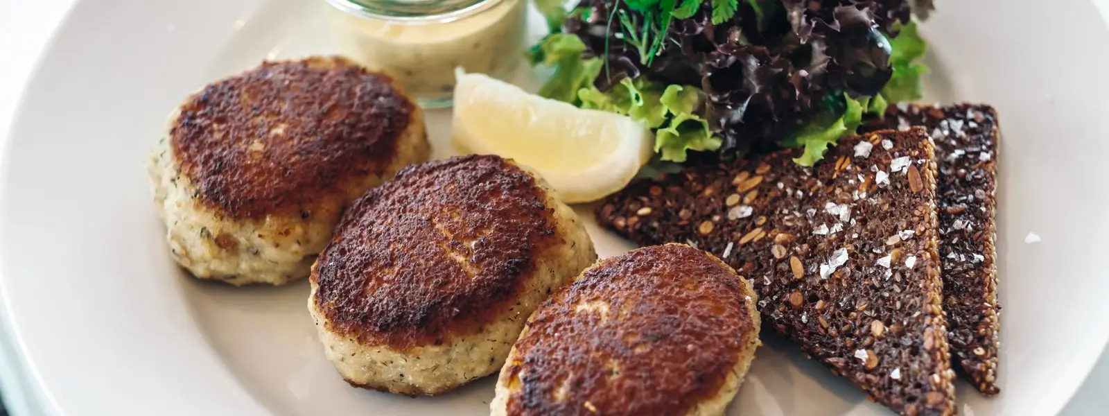 Foto av frikadeller og rugbrød