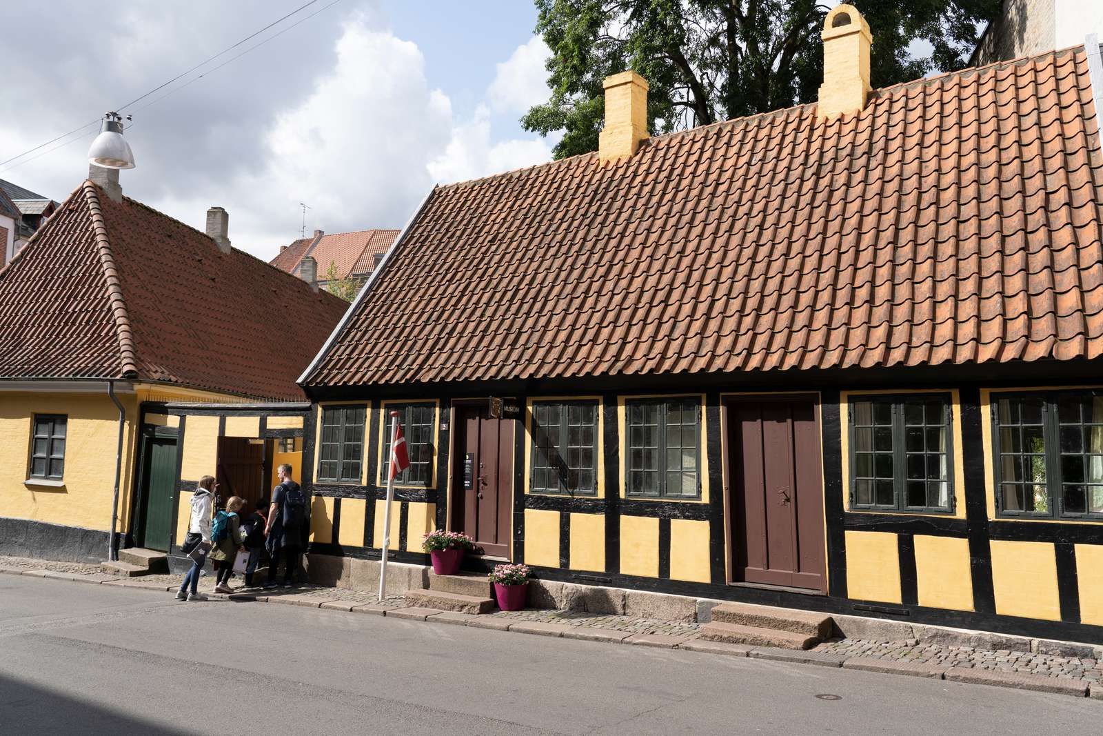 Dikteren H.C. Andersen er sentral i Odense og du merker hele tiden hans nærvær. Her er hans barndomshjem. Foto: Visit Denmark/Visit Odense