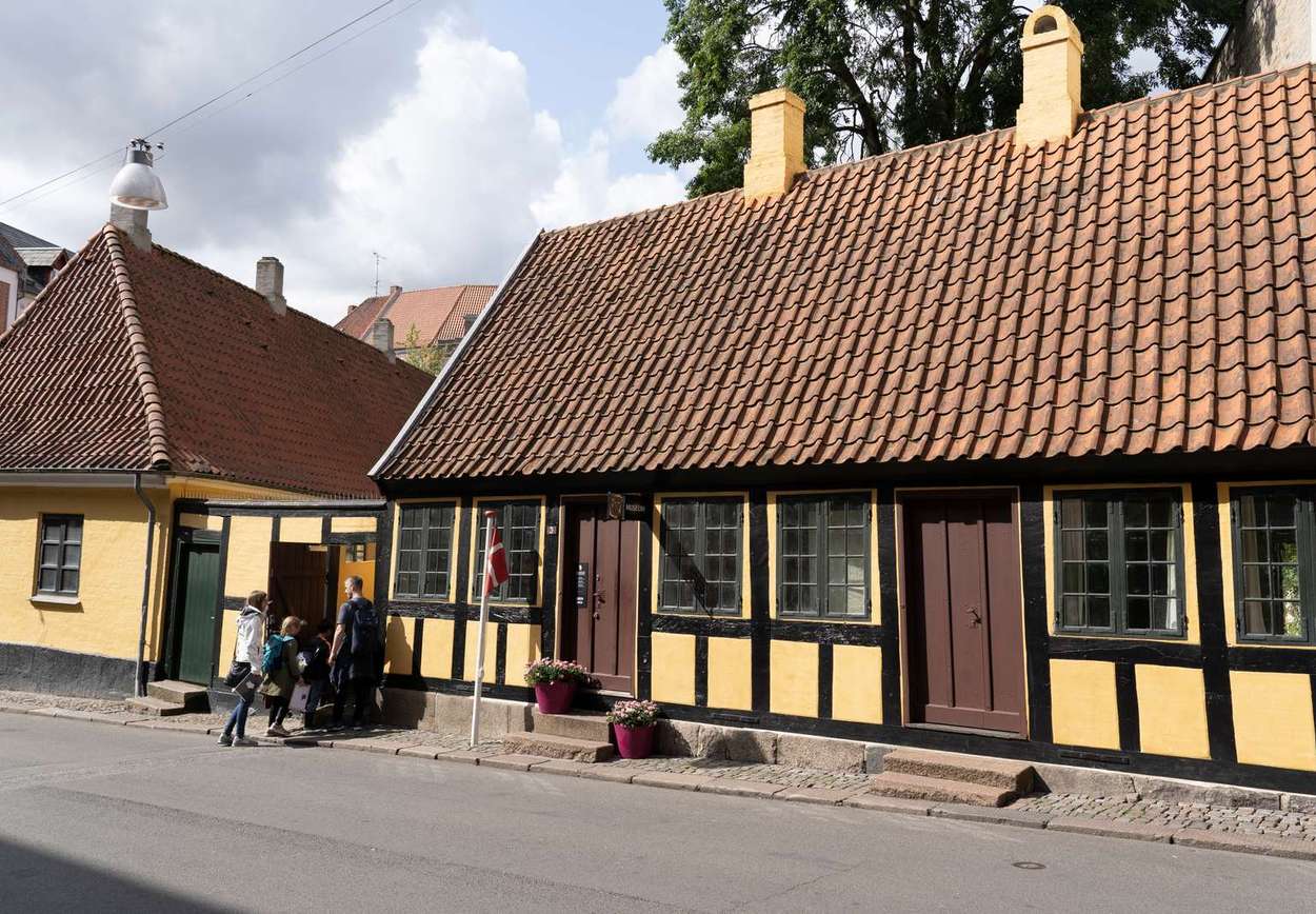 Dikteren H.C. Andersen er sentral i Odense og du merker hele tiden hans nærvær. Her er hans barndomshjem. Foto: Visit Denmark/Visit Odense