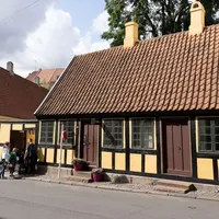 Dikteren H.C. Andersen er sentral i Odense og du merker hele tiden hans nærvær. Her er hans barndomshjem. Foto: Visit Denmark/Visit Odense