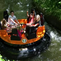 Artig lek i elv i BonBon-Land