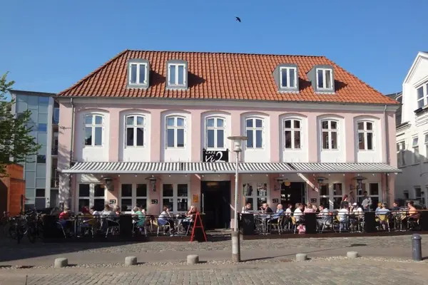 Cafe Vi2 er et populært samlingssted i Aalborg. Foto: VisitAalborg