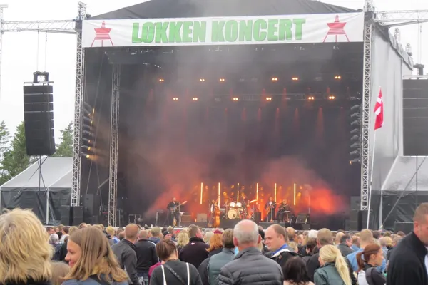 Løkken Koncert arrangeres hvert år med flere velkjente danske artister på scenen. I fjor spilte Kim Larsen opp til fest.