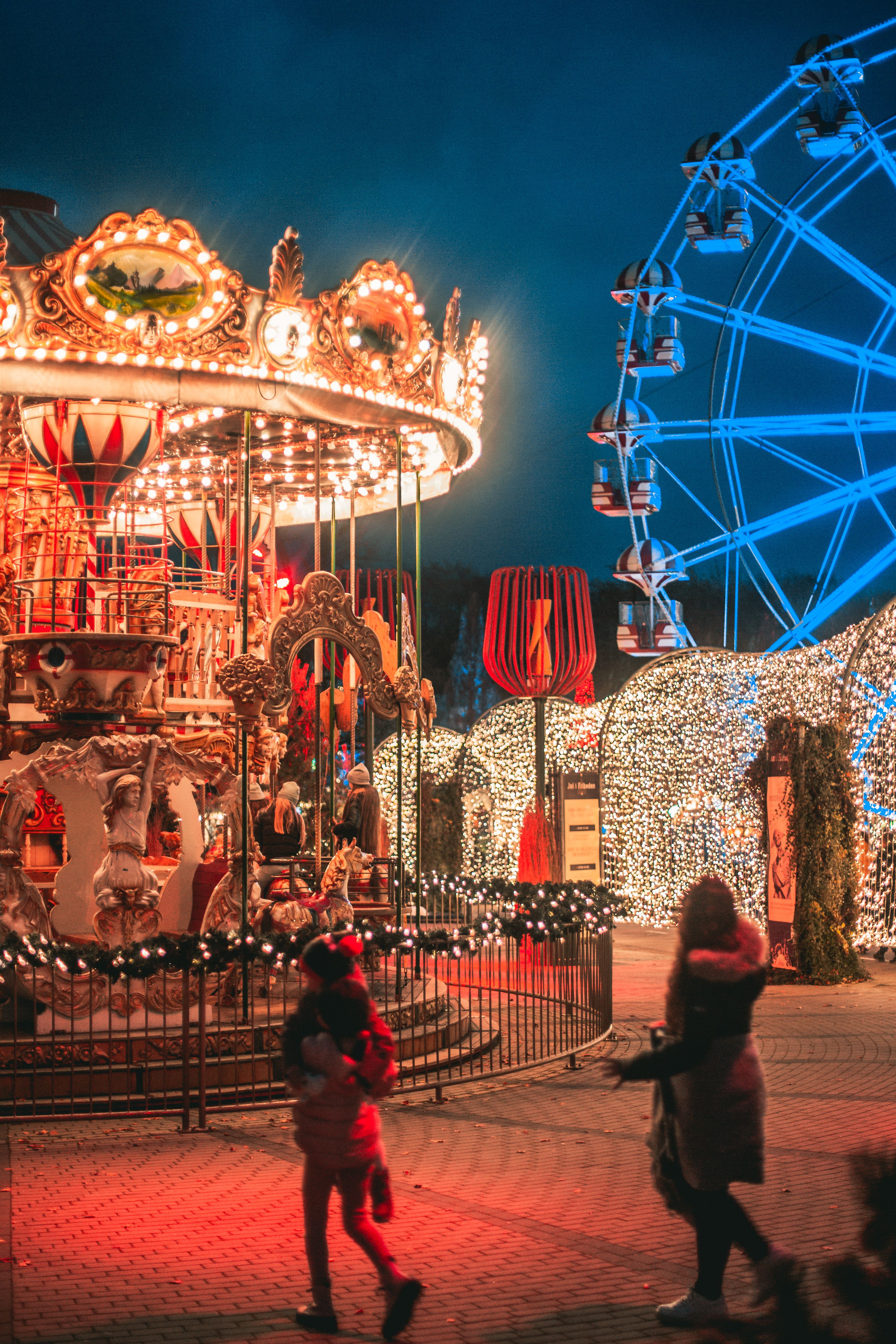 Foto av karuseller i Tivoli Friheden. 