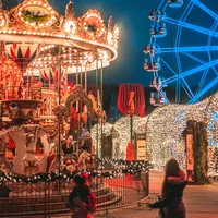 Foto av karuseller i Tivoli Friheden.