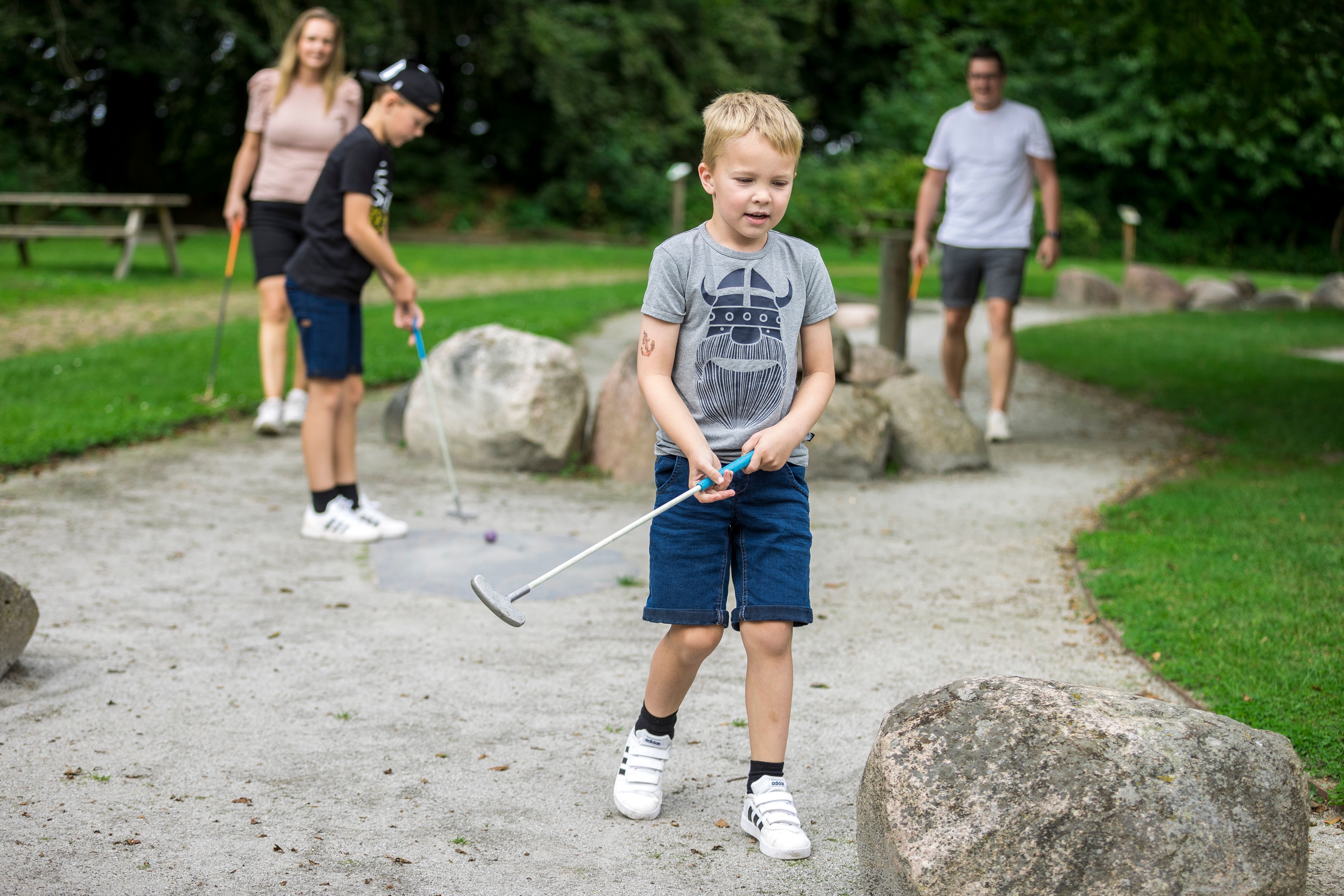 Foto av barn som spiller minigolf. 