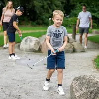 Foto av barn som spiller minigolf.