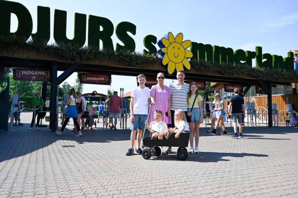 Familie som står foran inngangen til Djurs Sommerland.