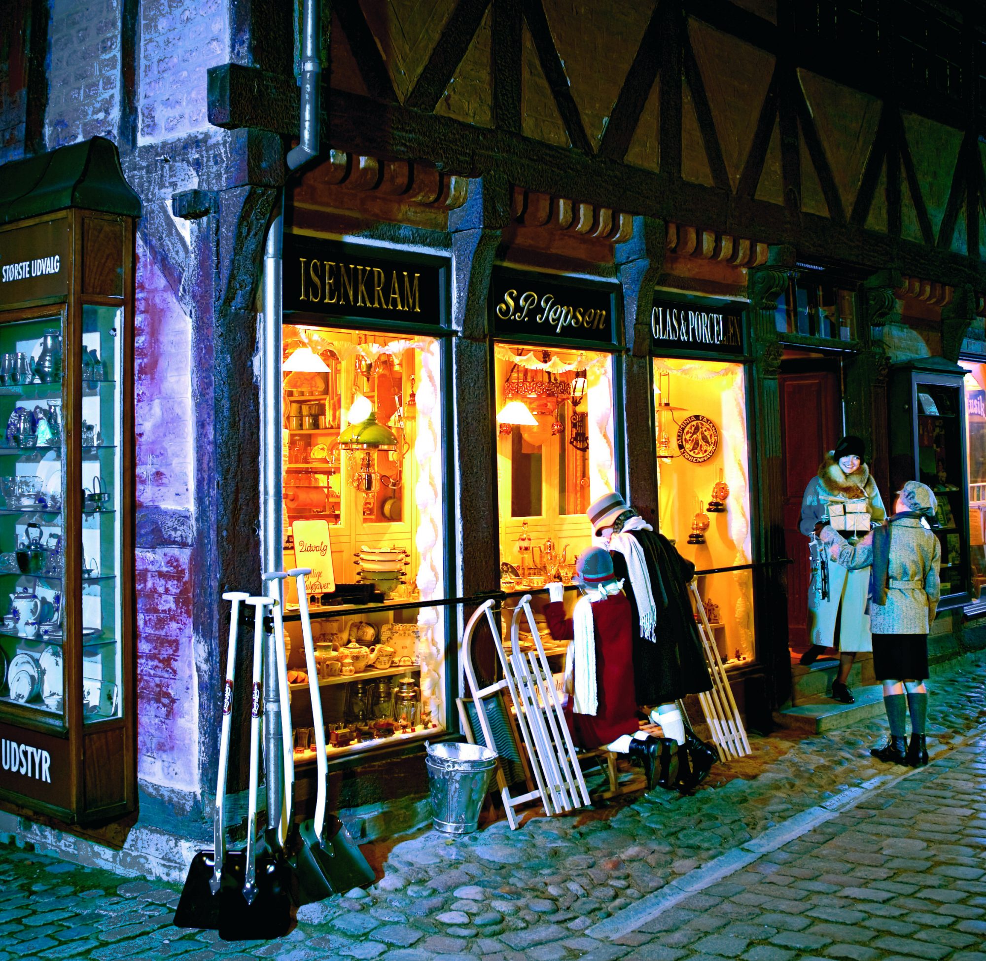  Jenter på brostein som kikker inn butikkvinduene til en gammel iskrembutikk