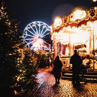 karuseller på gammeltorv opplyst av julelys. Foto.