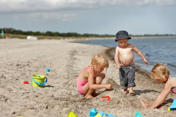 Barne leker på stranden i Danmark. Foto: Niclas Jessen/Visit Denmark