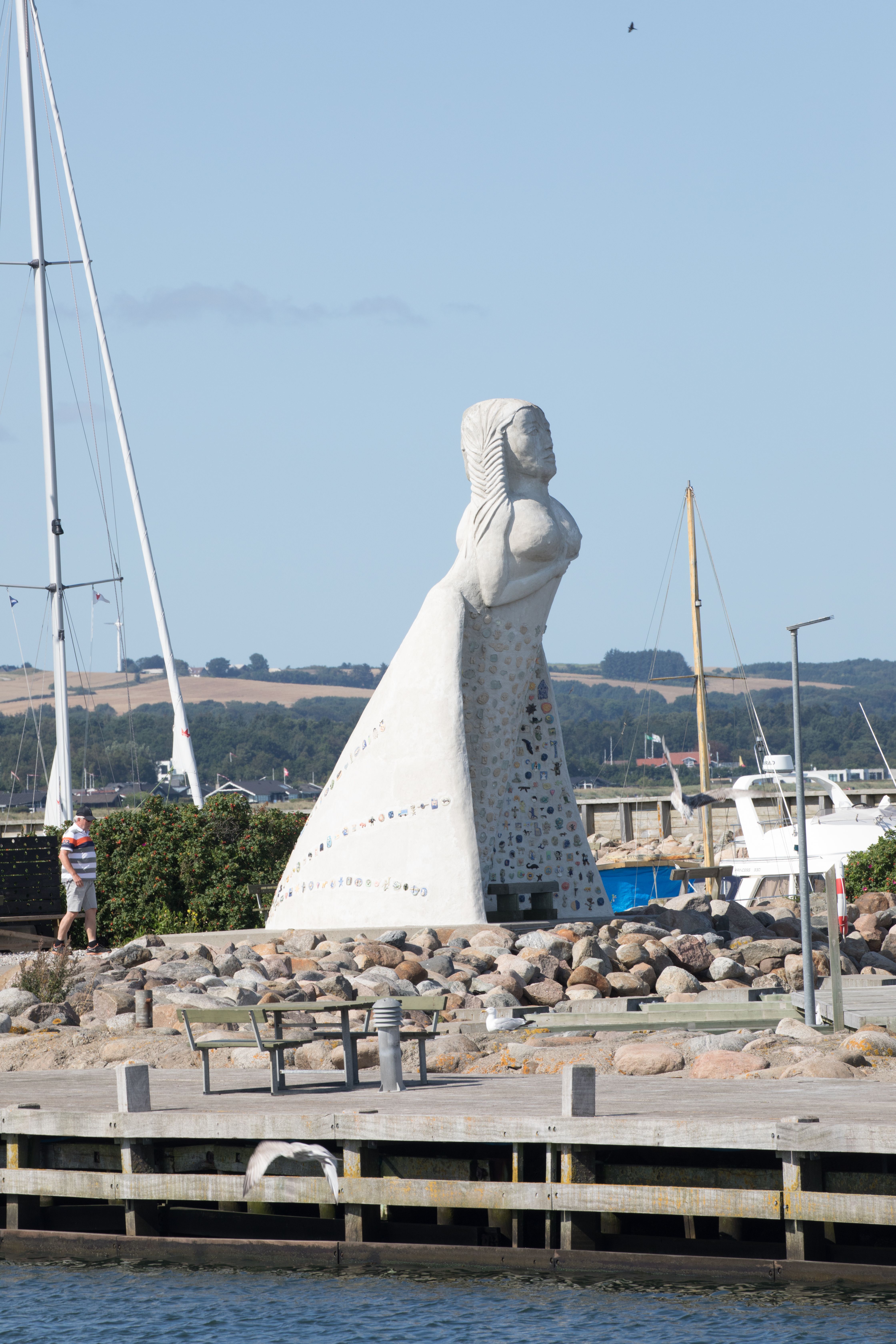 "Fruen fra havet" skuer utover havnen