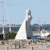 "Fruen fra havet" skuer utover havnen