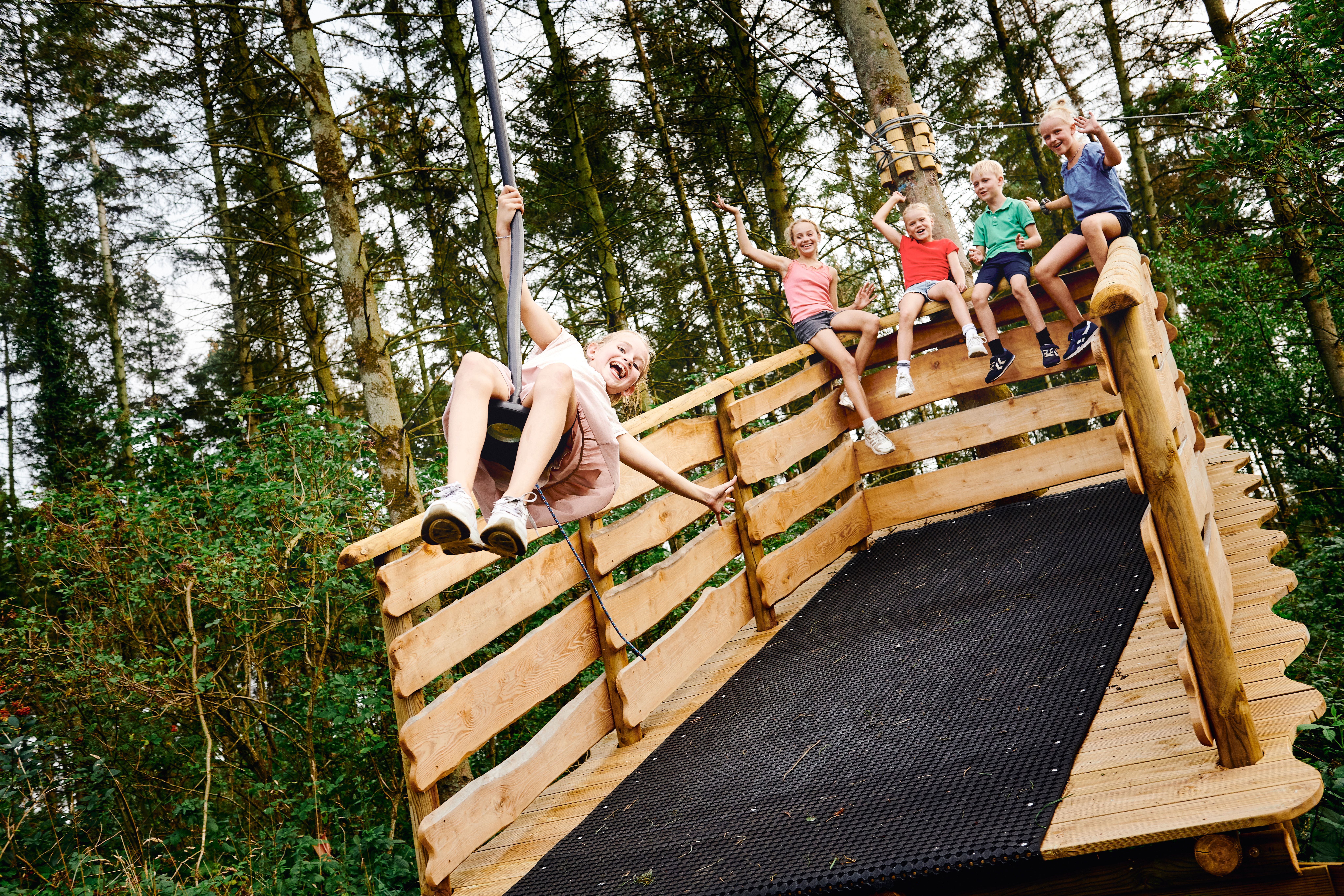Barn har det gøy i treslynge i Wow Park