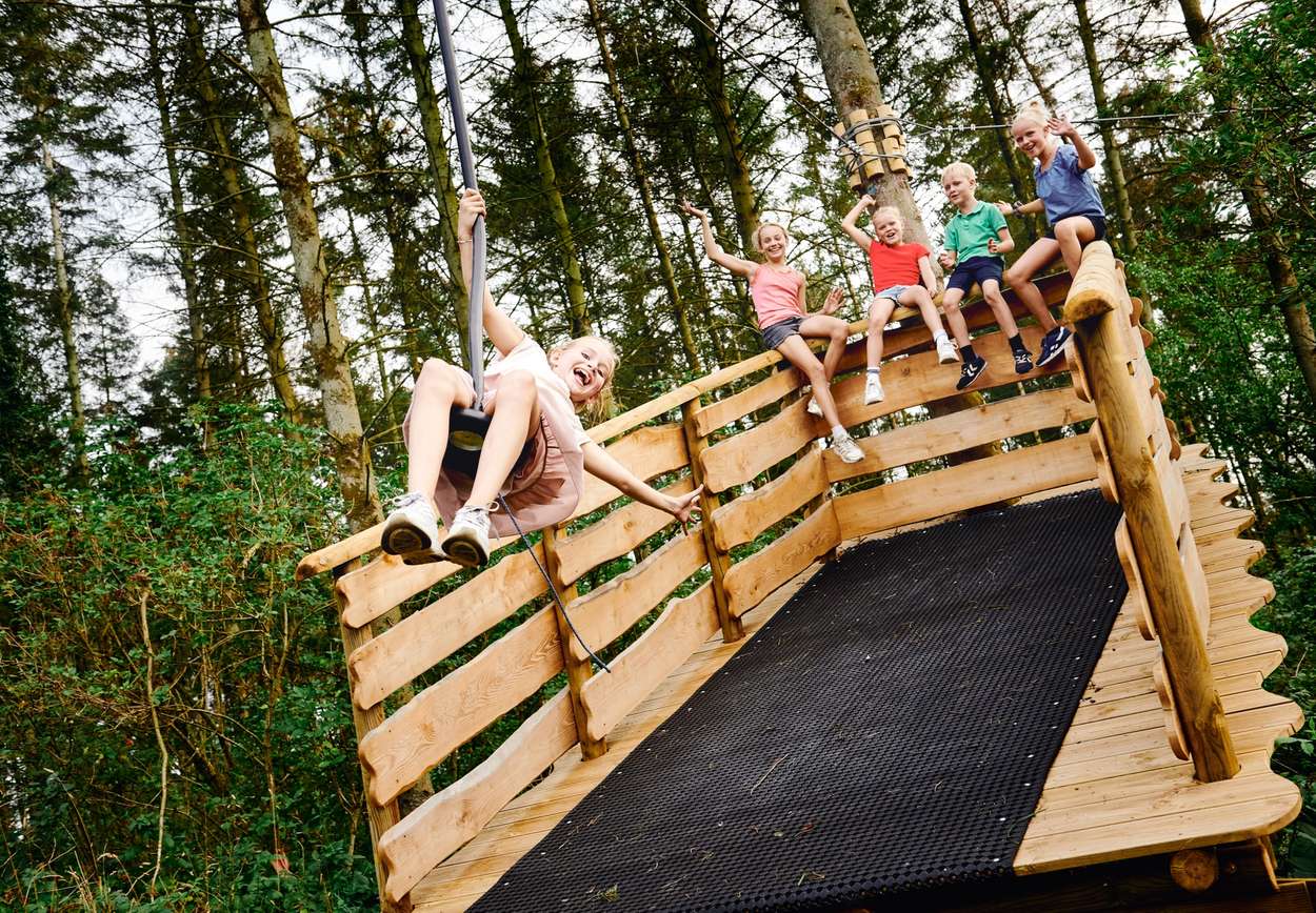 Barn har det gøy i treslynge i Wow Park
