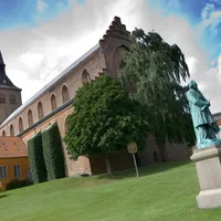 Eventyrskogen: Like ved katedralen i Odense, står det en statue av H. C. Andersen. Rett nedenfor ligger Odense elv og eventyrskogen. I denne skogen er det flere skulpturer, kjent fra forfatterens mange eventyr. Et anbefalt sted å besøke. Foto: VisitOdense