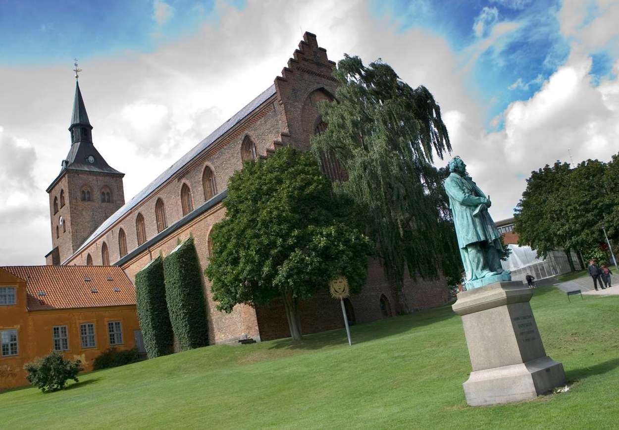 Eventyrskogen: Like ved katedralen i Odense, står det en statue av H. C. Andersen. Rett nedenfor ligger Odense elv og eventyrskogen. I denne skogen er det flere skulpturer, kjent fra forfatterens mange eventyr. Et anbefalt sted å besøke. Foto: VisitOdense