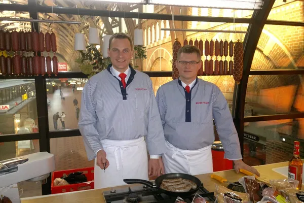 I dag er det brødrene Gerd (til venstre) og Jan som har ansvaret for Højer Pølser. Foto: Privat