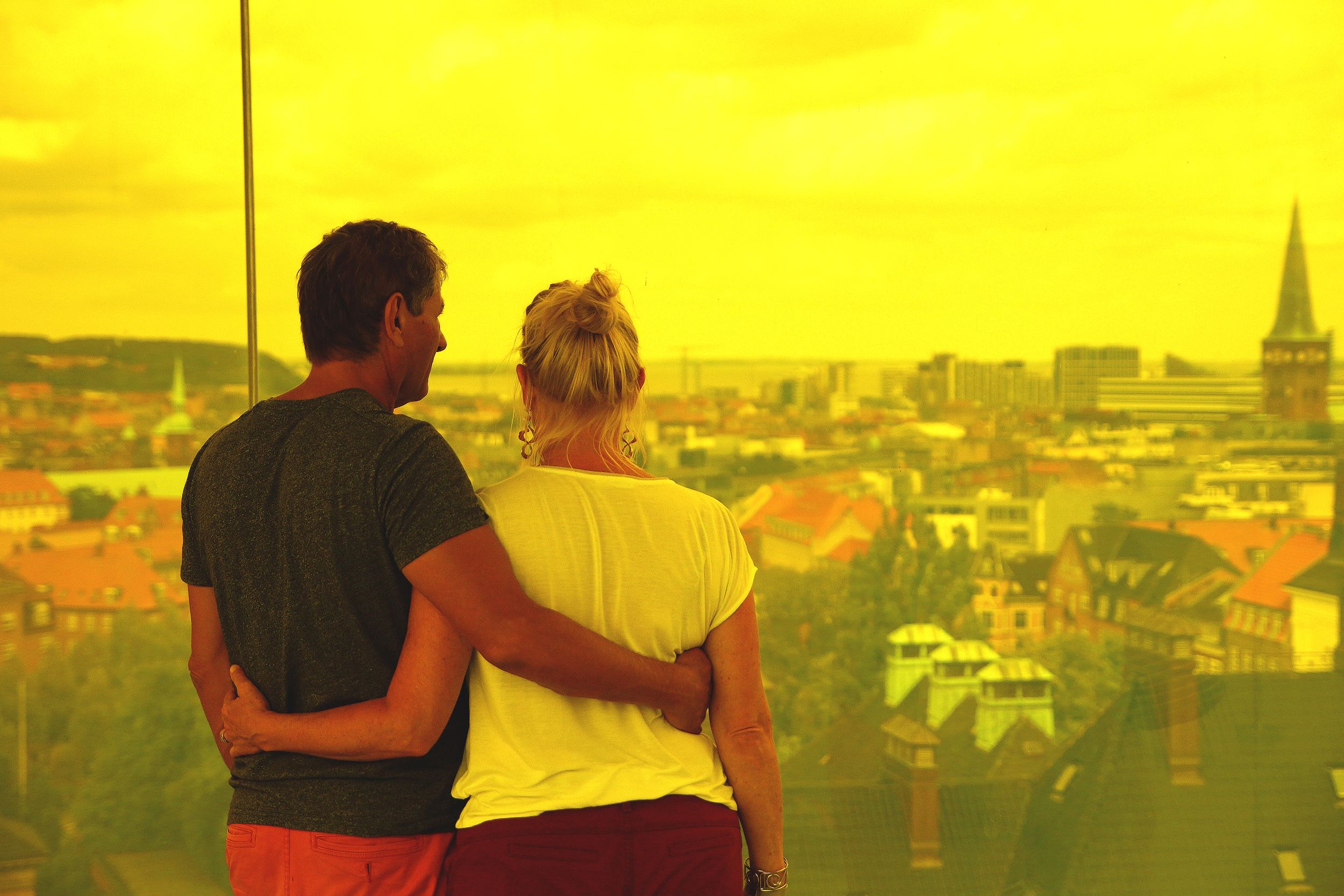 Par nyter utsikten fra Rainbow Panorama i ARoS Aarhus