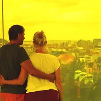 Par nyter utsikten fra Rainbow Panorama i ARoS Aarhus