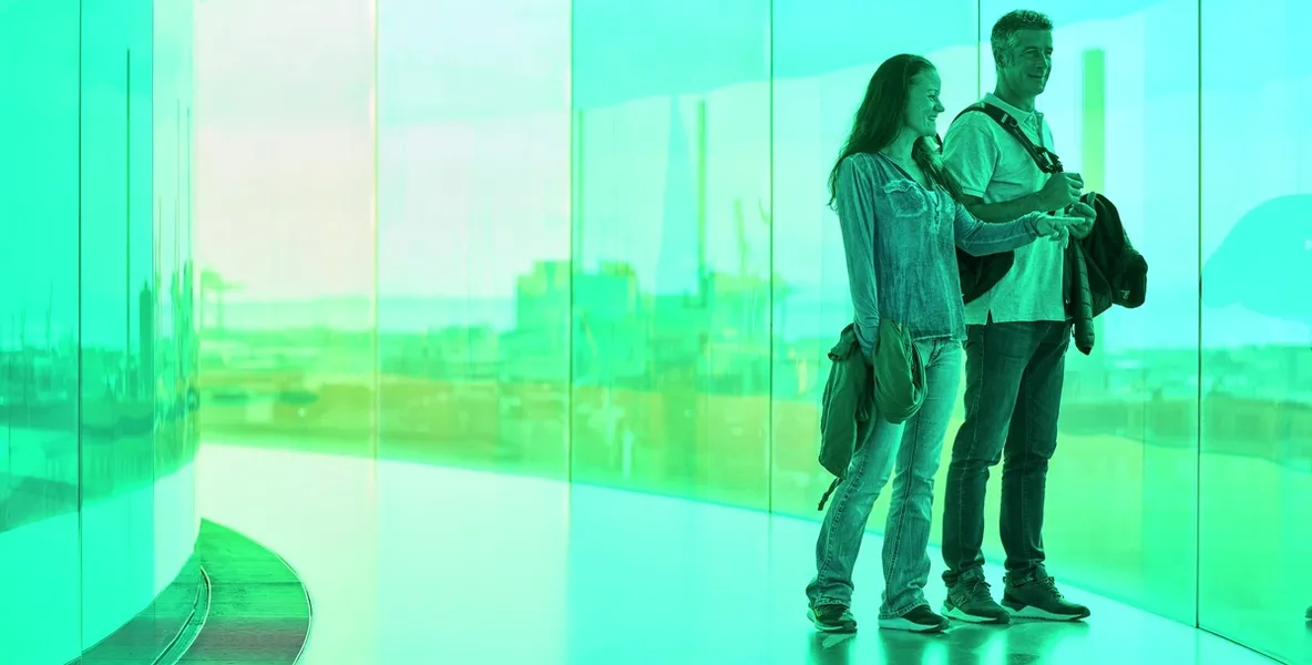 Jente tar selfie utenfor ARos i Aarhus