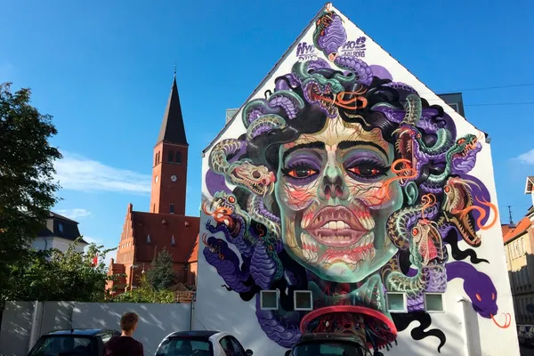 Gatekunst. Denne typen utsmykninger ser du «over alt» i Aalborg. Det er en spennende oppdagelsesferd. Foto: Visit Aalborg