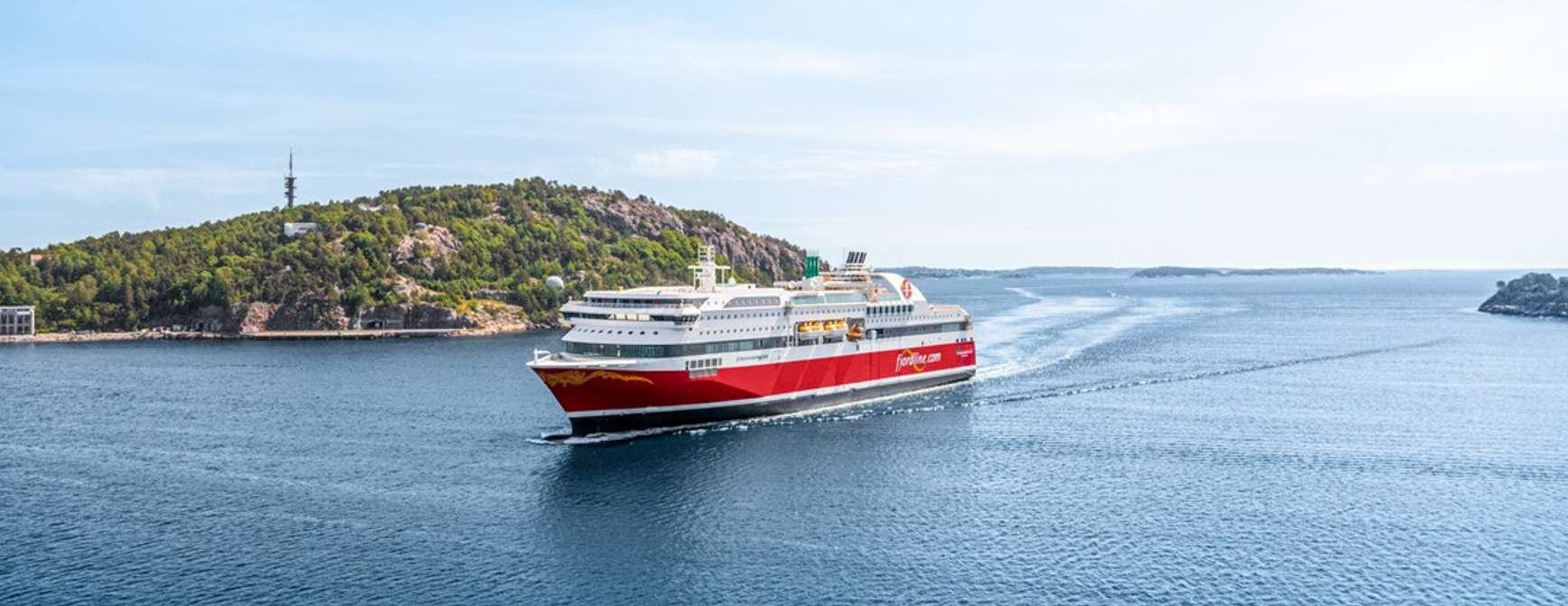 MS Stavangerfjord seiler innenskjærs.