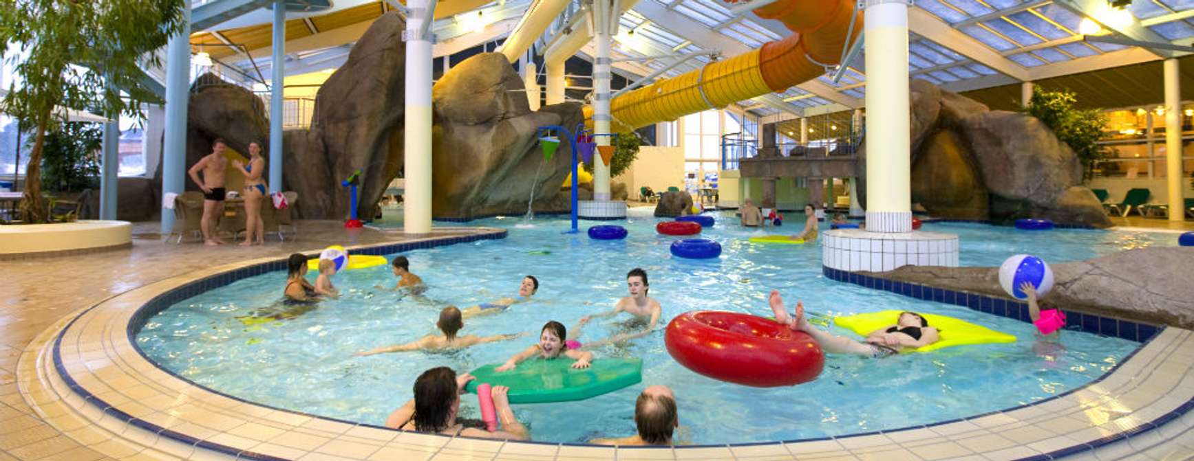 Badebasseng med barn og voksne og masse badeleker på Skallerup Seaside Resort