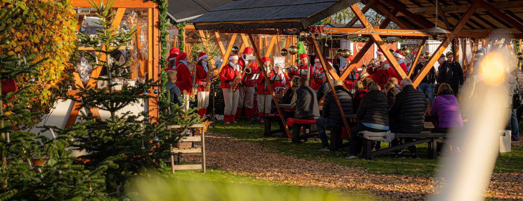 Foto av nissekorps på julemarked i Ålbæk. 