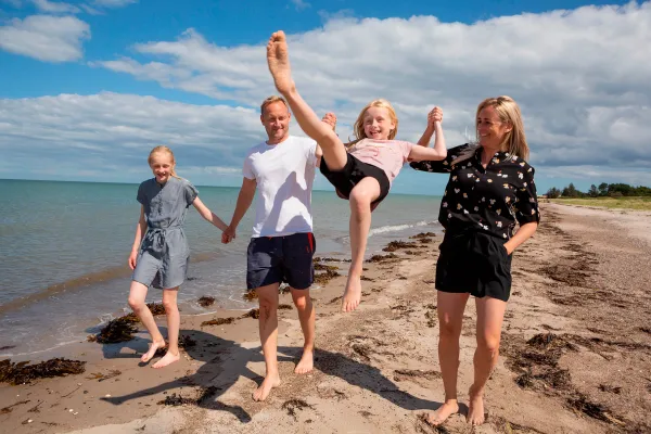 Camping i Danmark gir frihet til å dra dit man vil og gir fantastiske ferieopplevelser.