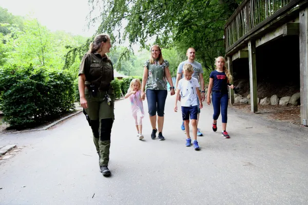 Kunnskap og service. Alle som overnatter i parken får en egen guide. Disse guidene er gjerne veterinærstudenter og er svært dedikert i arbeidet. Her Anne som "passer på" familien Hetland fra Jæren. Foto: Fjord Line