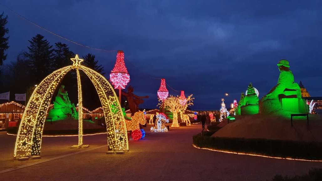 Lysdekorasjoner i skulpturparken blokhus