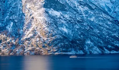 Fjordfahrt auf dem winterlichen Nærøyfjord