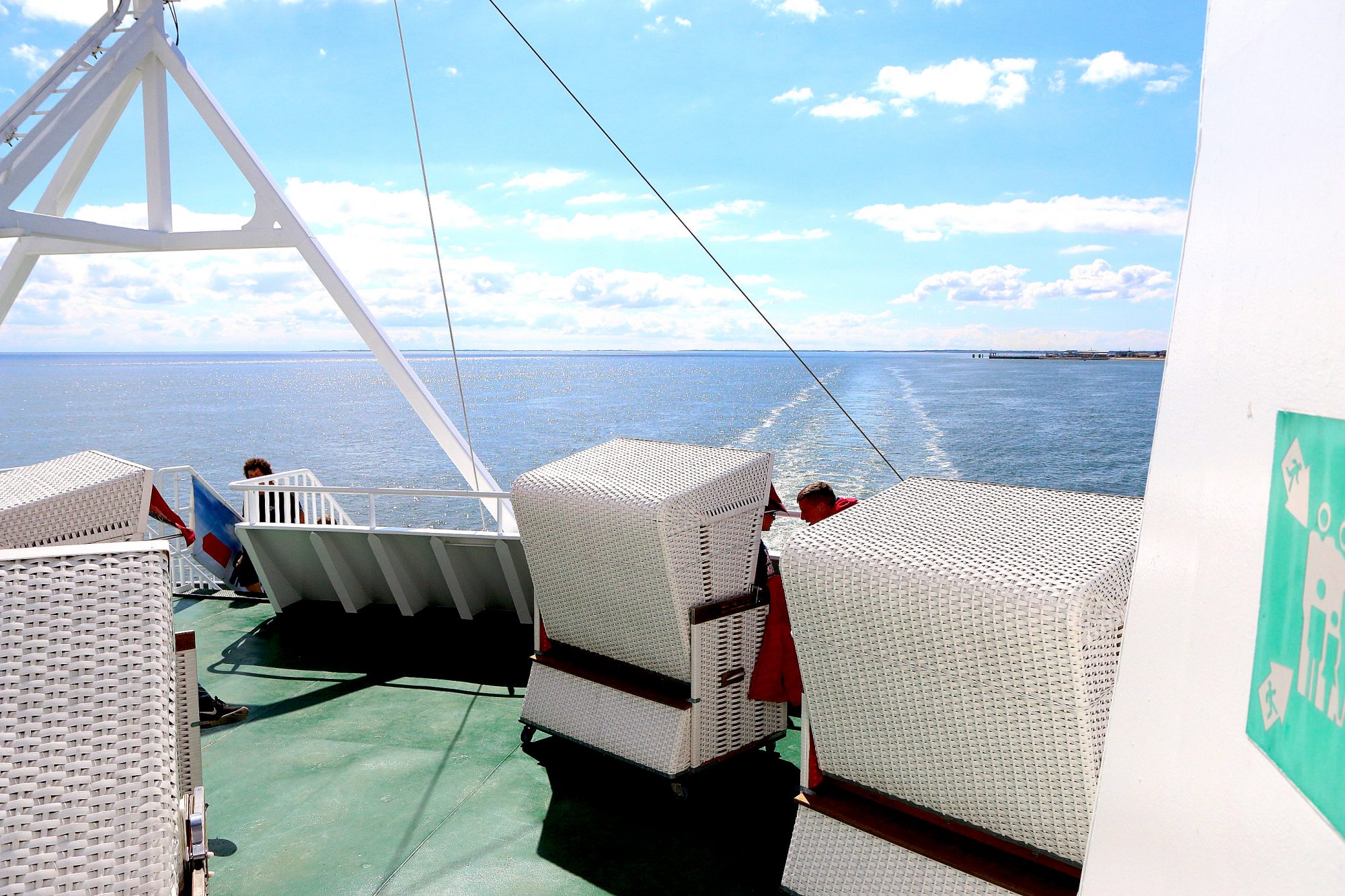 Ferje på blått hav