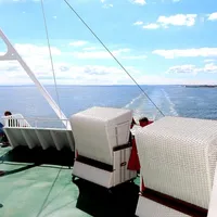 Ferje på blått hav