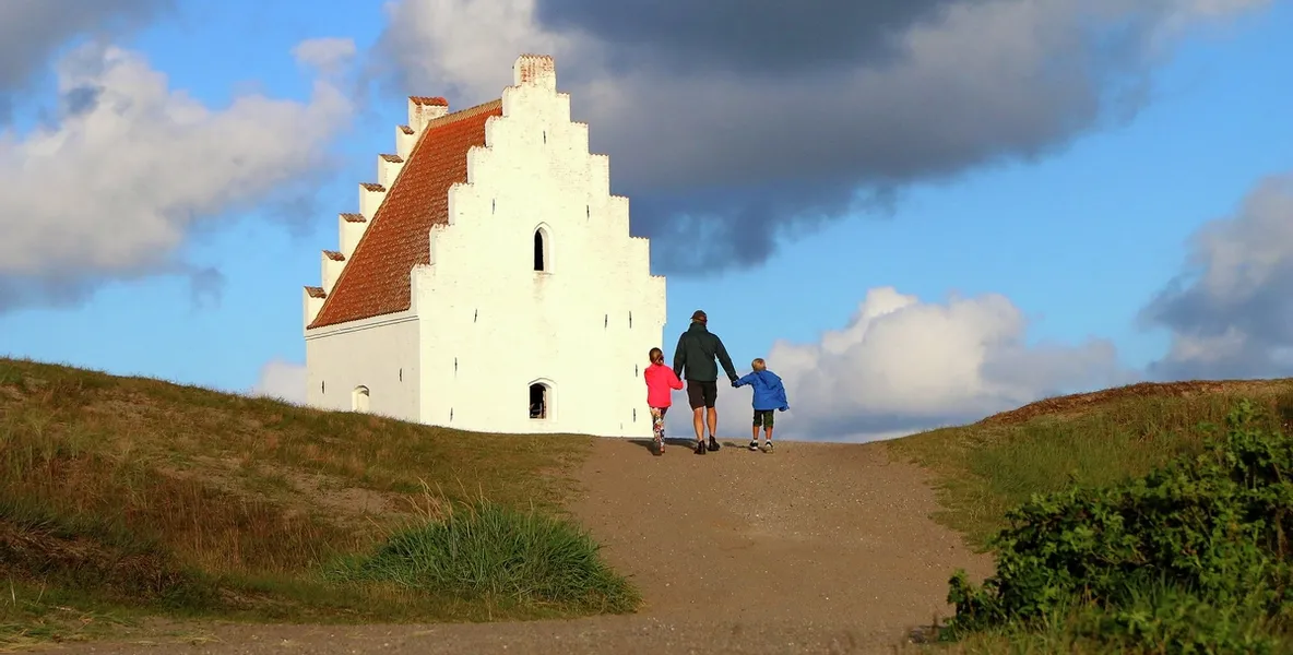 Den tilsandede Sct. Laurentii Kirke ligger syd for Skagen. Foto: Fjord Line