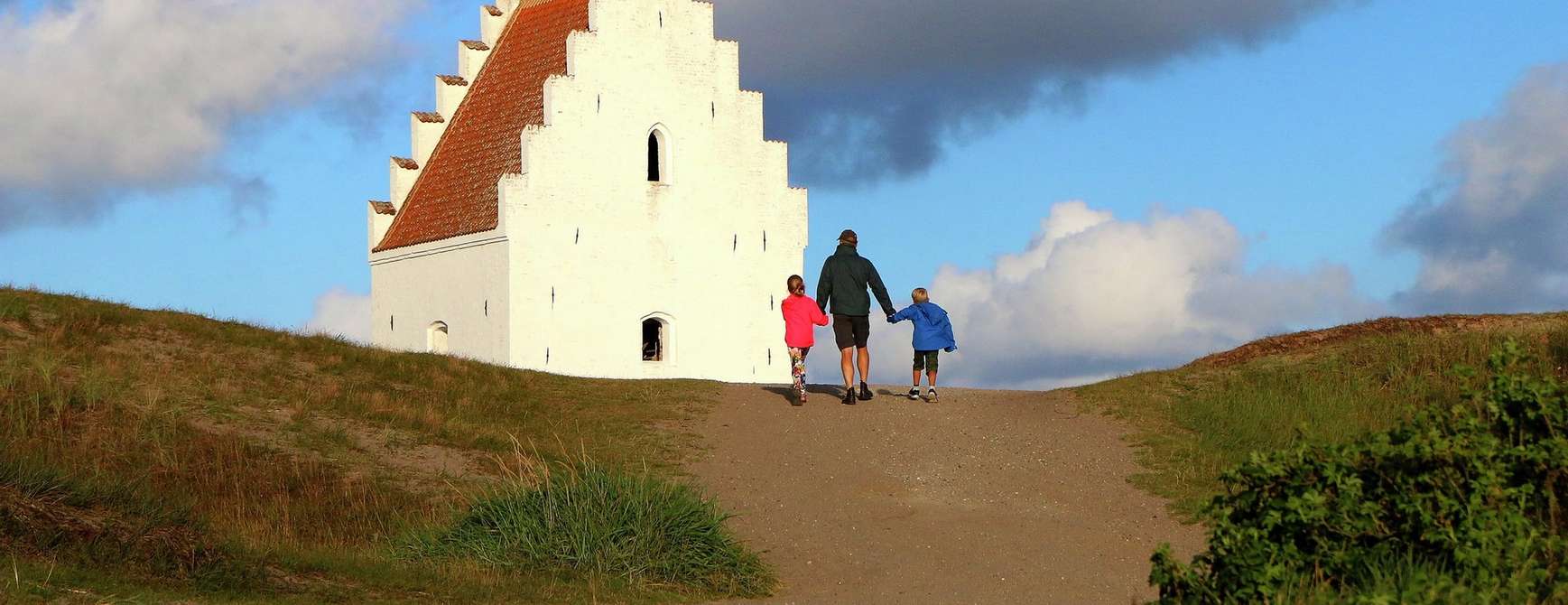 Den tilsandede Sct. Laurentii Kirke ligger syd for Skagen. Foto: Fjord Line