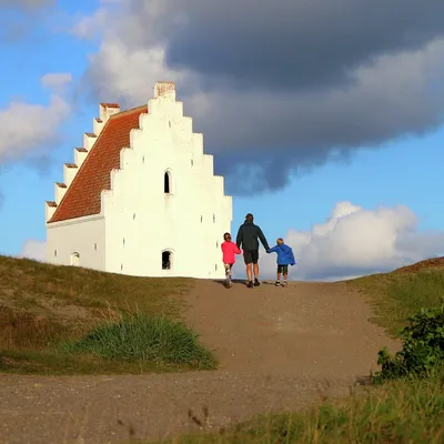 Den tilsandede Sct. Laurentii Kirke ligger syd for Skagen. Foto: Fjord Line